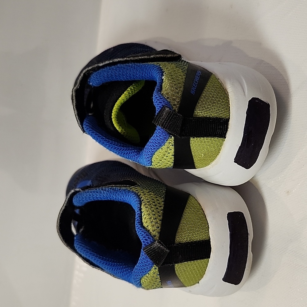 Sketchers go run kid shoes  us 10